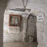 Risalendo in via dei Due Marinai e proseguendo su strada Quercia ci imbattiamo poi nel particolare Arco San Rocco o �l�arco nell�arco� (u u-�rche inde o u u-u�rche). Ad entrarvi sembra di trovarsi in una grotta: basso e rustico, al di l� di una piccola edicola consacrata alla Madonna si biforca in altri due archi
